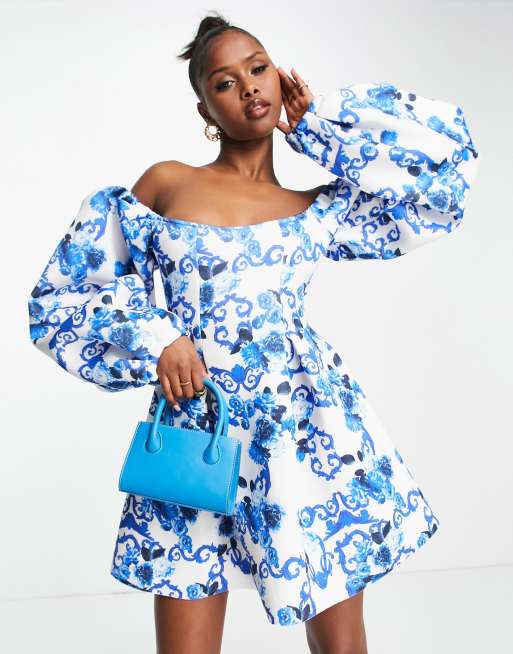 ASOS DESIGN - Mini skaterjurk met wijde mouwen en koninklijke print in wit en blauw