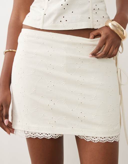 ASOS DESIGN - Mini skort van broderie met overslag en kanten rand in crème, 5 van 5