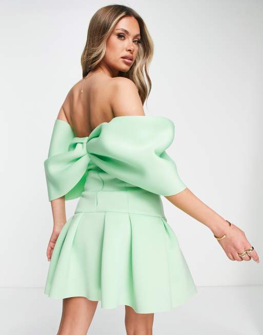 ASOS DESIGN - Mini smockjurk met gedrapeerde bardot-halslijn en strook in asgroen, 2 van 4