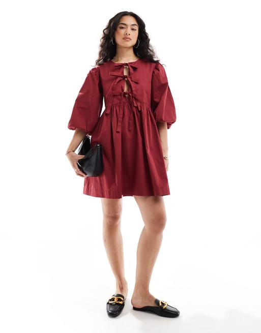 ASOS DESIGN - Mini smockjurk met strikken aan de voorkant in bordeauxrood, 2 van 4