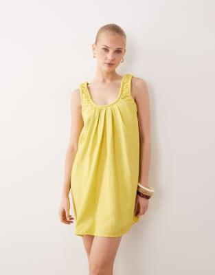 Mini-Sommerkleid aus Funktionsmaterial in Limette mit gerafftem U-Ausschnitt-Grün Grün 40
