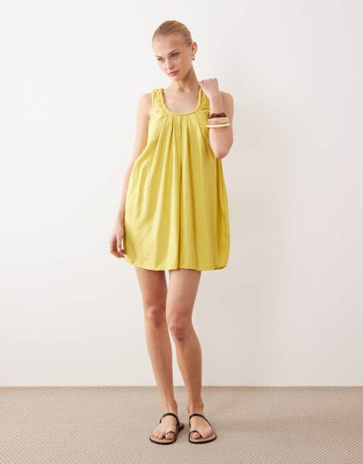 ASOS DESIGN – Mini-Sommerkleid aus Funktionsmaterial in Limette mit gerafftem U-Ausschnitt, 4 von 4