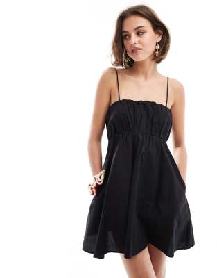 ASOS DESIGN - Mini-Sommerkleid in Schwarz mit geraffter Brustpartie und verstellbaren Trägern