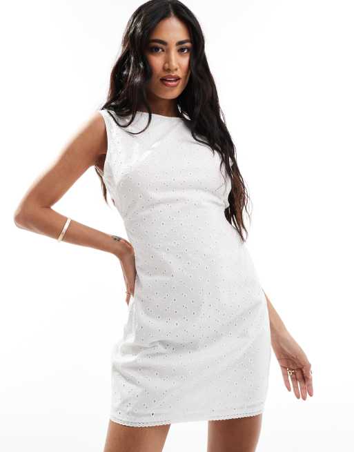 ASOS DESIGN – Mini-Sommerkleid in Weiß mit durchgehendem Lochmuster und Rückenausschnitt