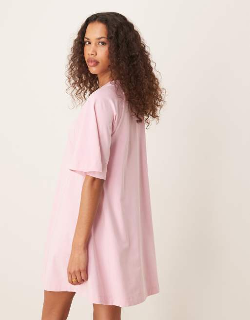 ASOS DESIGN - Mini-swingjurk met T-shirtmodel in roze met wassing, 3 van 4