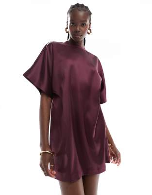 ASOS DESIGN - Mini-T-Shirt-Kleid aus burgunderfarbenem Satin mit Oversize-Passform-Rot