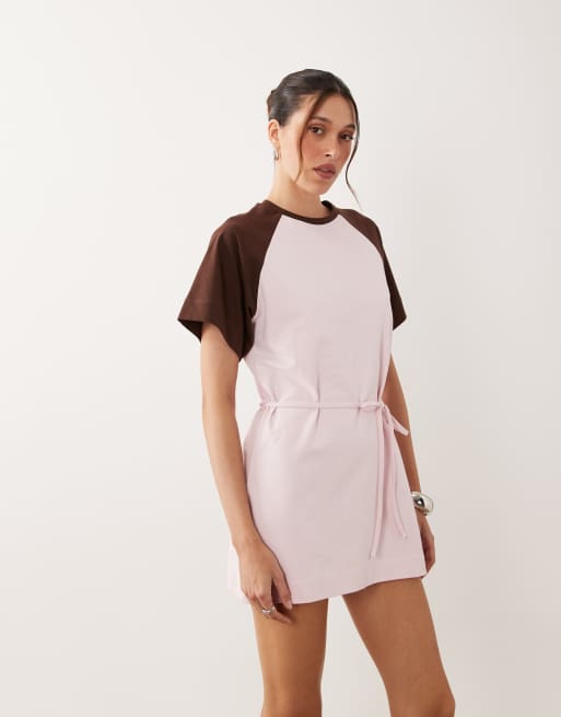 ASOS DESIGN – Mini-T-Shirt-Kleid in Rosa und Schokobraun mit kontrastierendem Design und Bindegürtel, 4 von 4