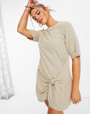 ASOS DESIGN – Mini-T-Shirt-Kleid mit Zierknoten vorne in Steingrau-Neutral