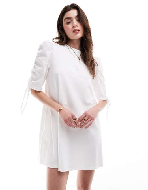 ASOS DESIGN - Mini T-shirtjurk met gerimpelde, gestrikte mouwen in wit