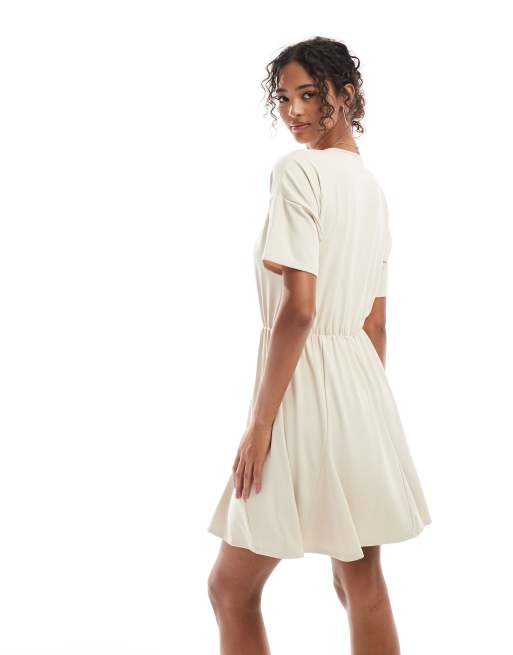 ASOS DESIGN - Mini T-shirtjurk met godetzoom in beige, 4 van 4