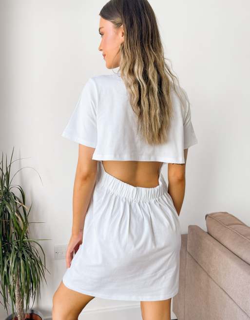 ASOS DESIGN - Mini T-shirtjurk met open achterkant in wit