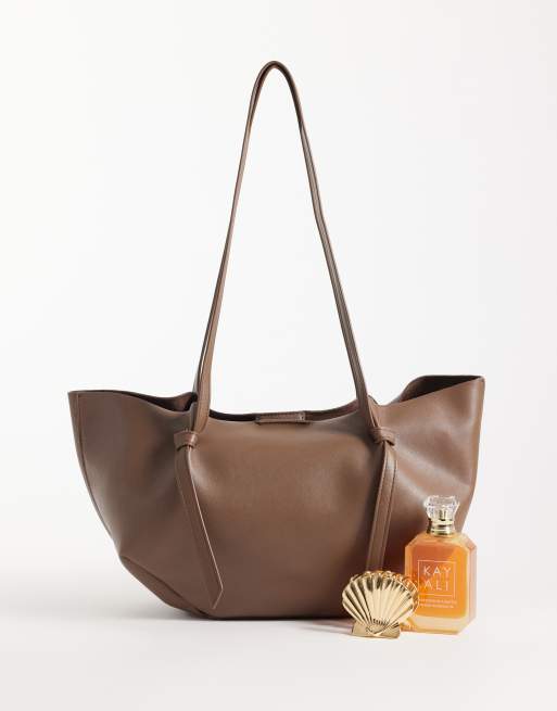 ASOS DESIGN Mini-Tasche mit U-Ausschnitt, gerafften Details und Innentasche in Braun, 2 von 4