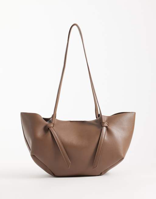 ASOS DESIGN Mini-Tasche mit U-Ausschnitt, gerafften Details und Innentasche in Braun, 4 von 4