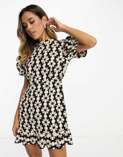 ASOS DESIGN - Mini-teakjole med rynket hals og pufærmer i sort med blomstermønster, 3 af 4