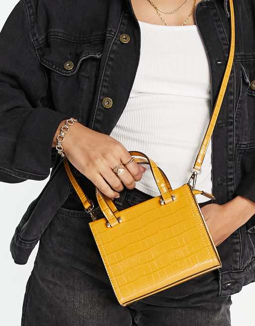 ASOS DESIGN - Mini tote met handvat aan de bovenkant en afneembare schouderband in mosterdgeel met krokodillenmotief