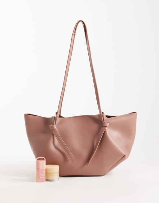 ASOS DESIGN Mini-Tote mit Rundhalsausschnitt und gerafftem Detail mit Innentasche in Altrosa, 2 von 4