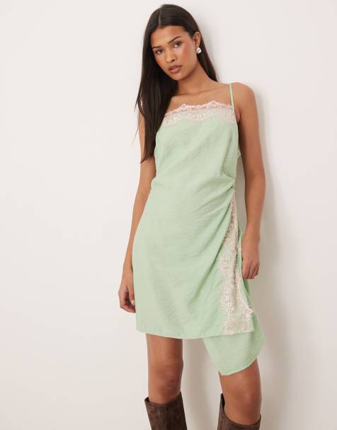 ASOS DESIGN – Mini-Trägerkleid aus Knitter-Satin in verwaschenem Pistaziengrün mit Spitzenapplikation - view 1