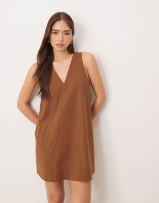 ASOS DESIGN - Mini-Trägerkleid für den Sommer in warmem Schokobraun mit V-Ausschnitt-Brown