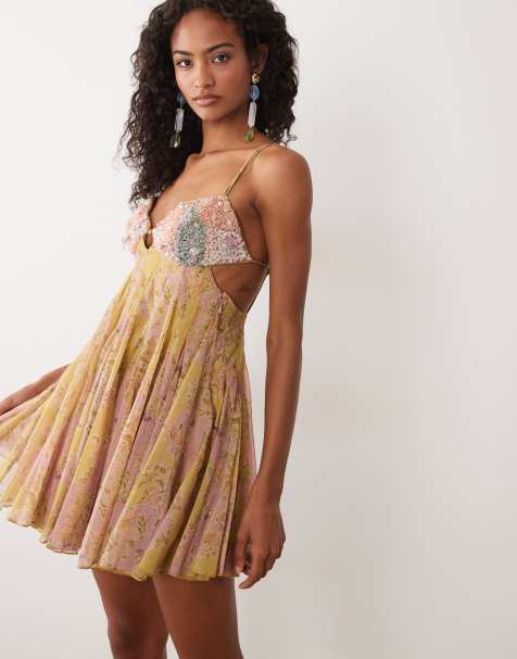 ASOS DESIGN – Mini-Trägerkleid in Gelb mit verzierter Brustpartie, Cut-out und Paisleymuster - view 1