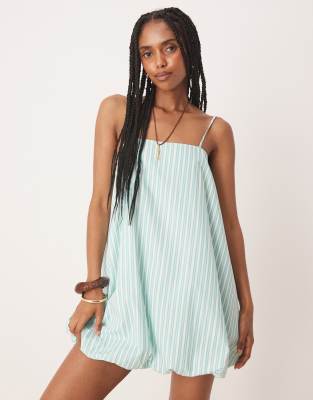 ASOS DESIGN - Mini-Trägerkleid in gestreiftem Grün mit Ballonsaum-Bunt
