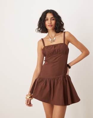 ASOS DESIGN - Mini-Trägerkleid in Schokobraun mit gesmoktem Oberteil