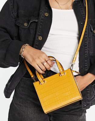 ASOS DESIGN – Mini-Umhängetasche in Kroko-Senfgelb mit Griff oben und abnehmbarem Umhängeriemen