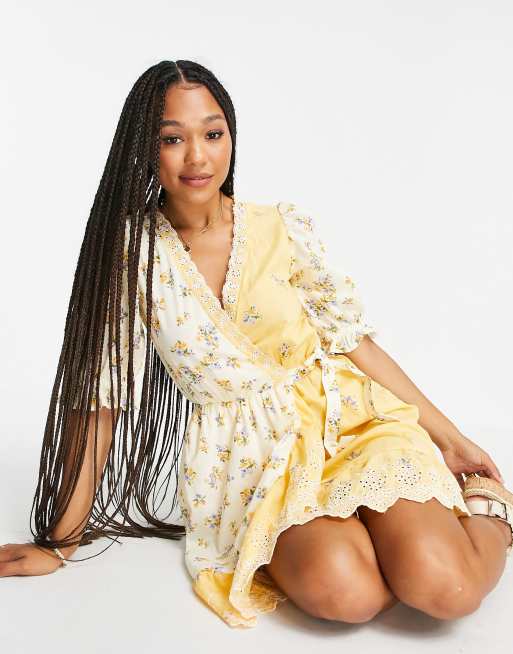 ASOS DESIGN – Mini-Wickelkleid aus Baumwolle mit Lochstickerei am Saum und verschiedenen Blumenmustern