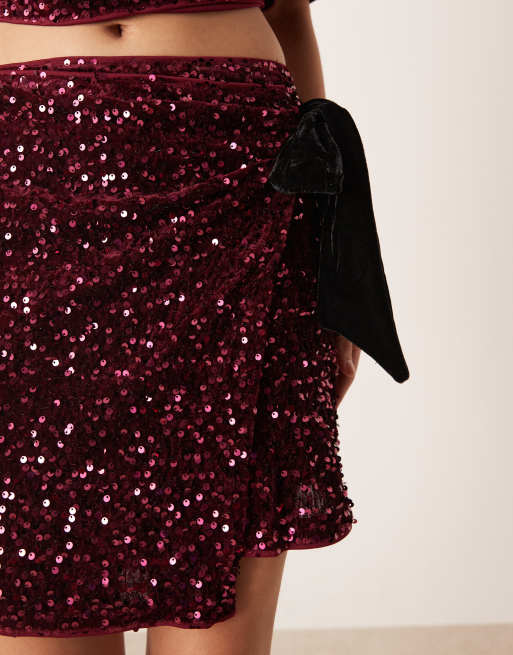 ASOS DESIGN – Mini-Wickelrock aus Samt mit Paillettenbesatz in Burgunderrot, Kombiteil, 3 von 5