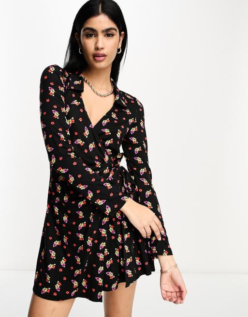 ASOS DESIGN - Mini-wikkeljurk met lange mouwen en kraagje in zwart met fijne bloemenprint