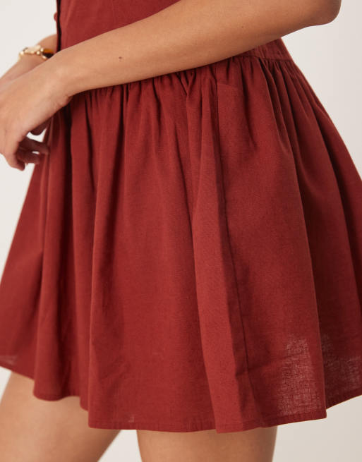 ASOS DESIGN - Mini zonnejurk met rechte hals, verlaagde taille en knoopsluiting in bordeauxrood, 3 van 4