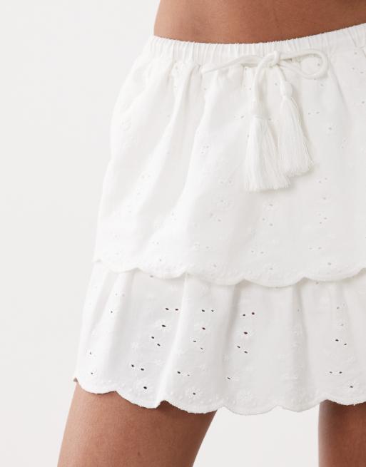 ASOS DESIGN - Minifalda blanca bordada con detalle de flecos de punto liso, 3 de 5