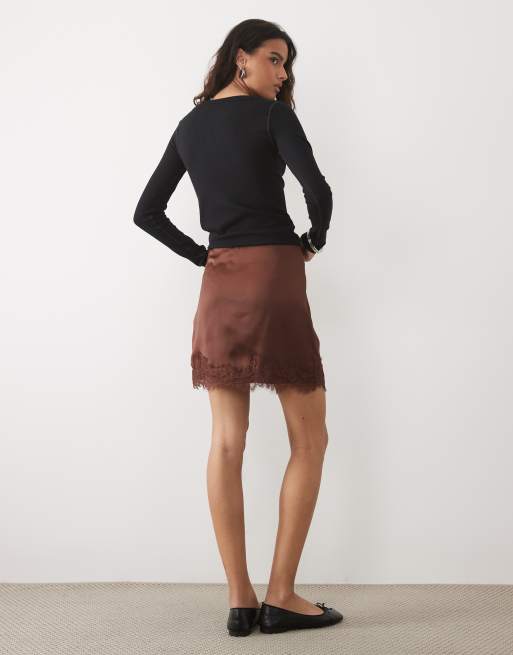 ASOS DESIGN minifalda de satén con inserto de encaje en chocolate, 2 de 5