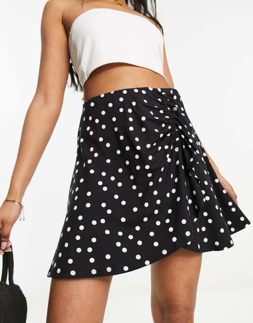 ASOS DESIGN - Minigonna a portafoglio a pois con volant