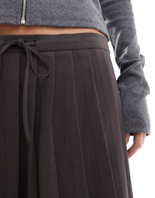 ASOS DESIGN - Minigonna allacciata in vita a pieghe color cioccolato, 2 di 5