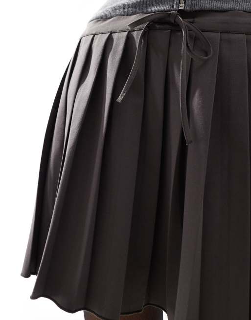 ASOS DESIGN - Minigonna allacciata in vita a pieghe color cioccolato, 4 di 5