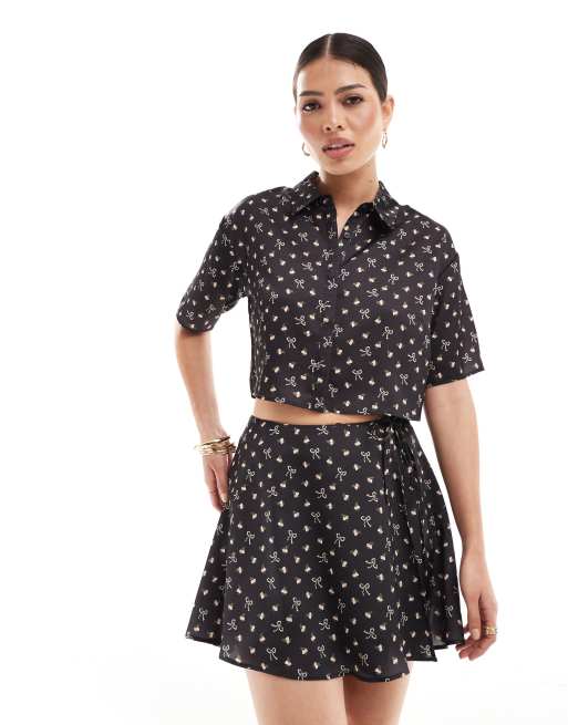 ASOS DESIGN - Minigonna avvolgente in raso con stampa a fiocchi in coordinato