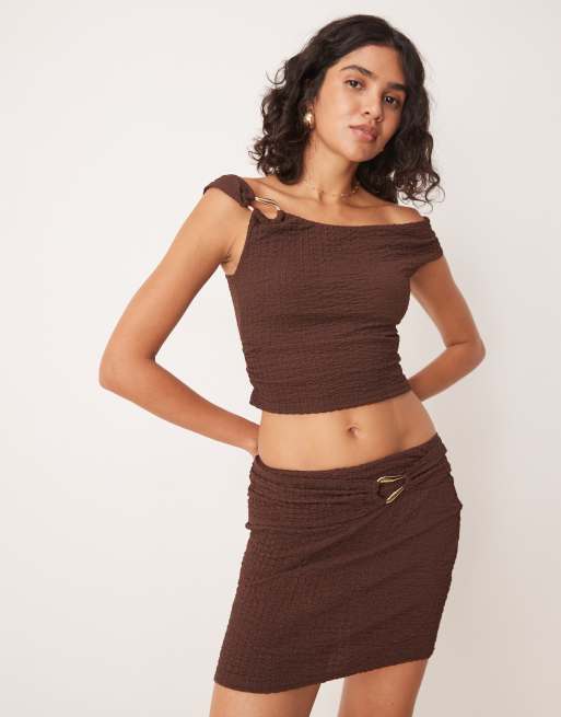ASOS DESIGN - Minigonna color cioccolato testurizzata con finiture in coordinato