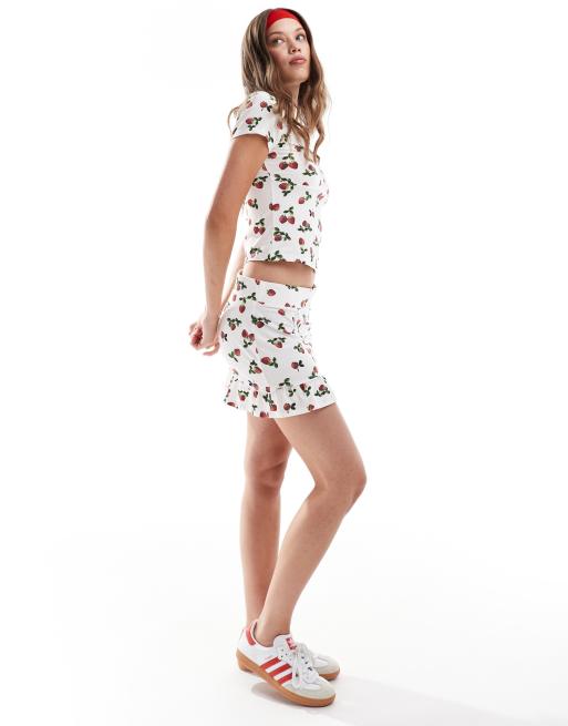 ASOS DESIGN - Minigonna con fondo con volant e stampa di fragole in coordinato
