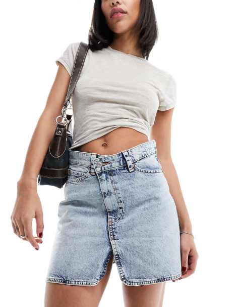 ASOS DESIGN - Minigonna di jeans lavaggio chiaro blu con incrocio in vita - view 1