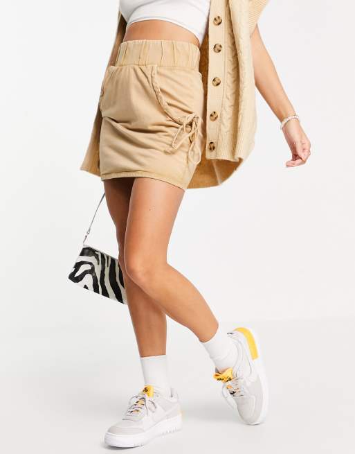 ASOS DESIGN - Minigonna in jersey con tasche arricciate colore pietra