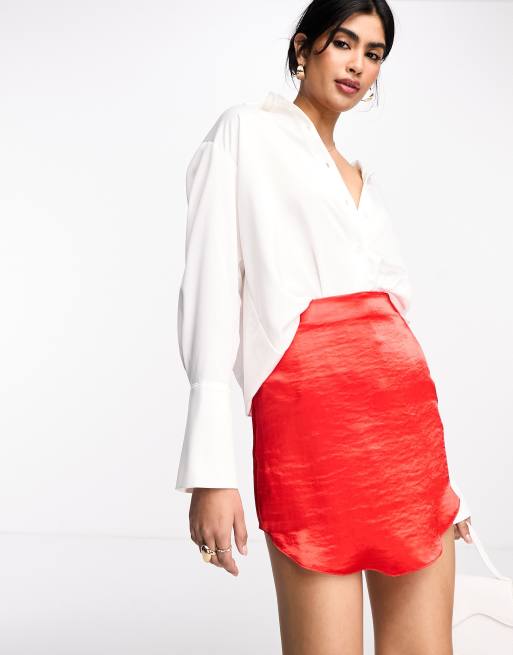 ASOS DESIGN - Minigonna in raso rosso con fondo arrotondato