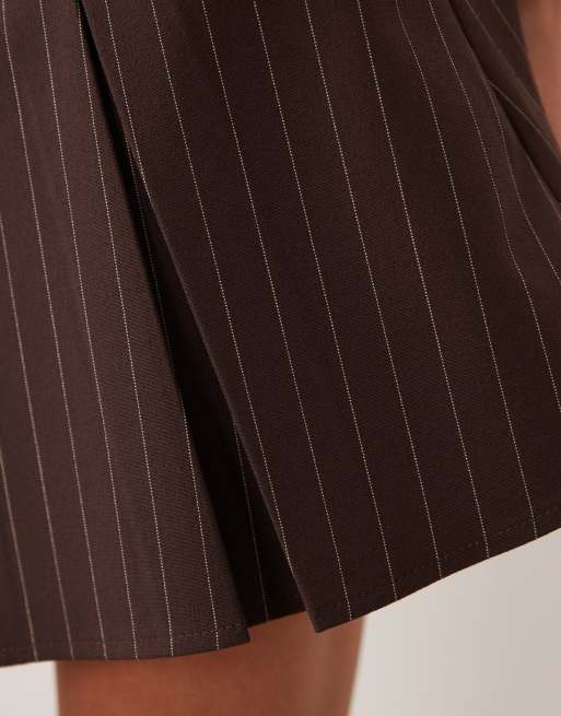 ASOS DESIGN - Minigonna sartoriale marrone a righe con pieghe squadrate, 5 di 5
