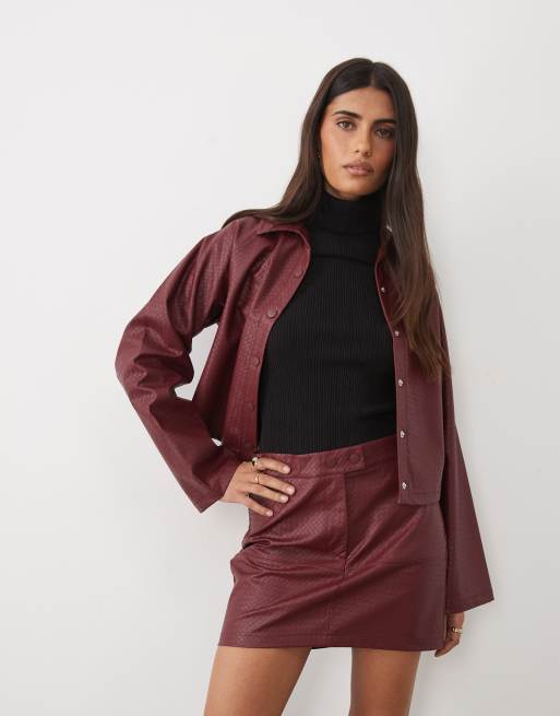 ASOS DESIGN minikjol i läderlook med korgflätning i vinröd, 2 av 5