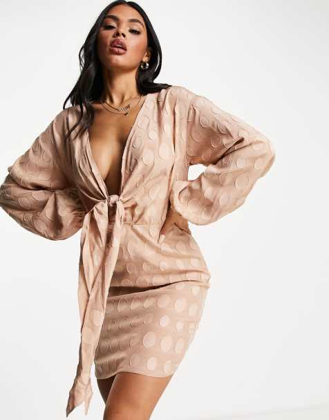 ASOS DESIGN - Minikjole med dyb udskæring og knude foran i prikket jacquard-stof - view 1