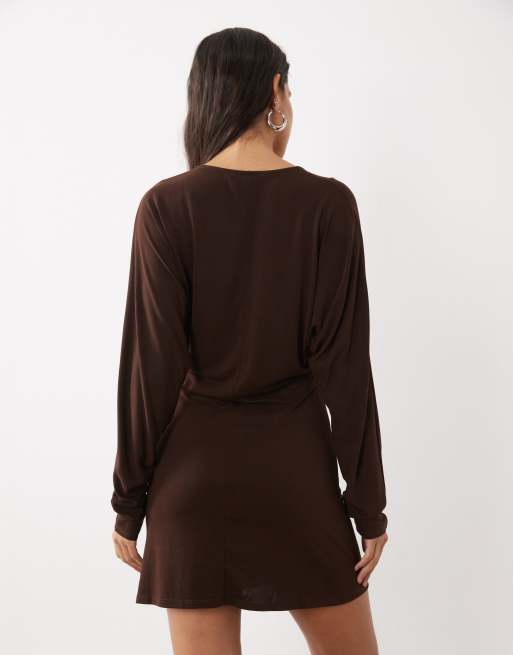 ASOS DESIGN minikjole med flagermusærmer og v-hals i brun, 4 af 4