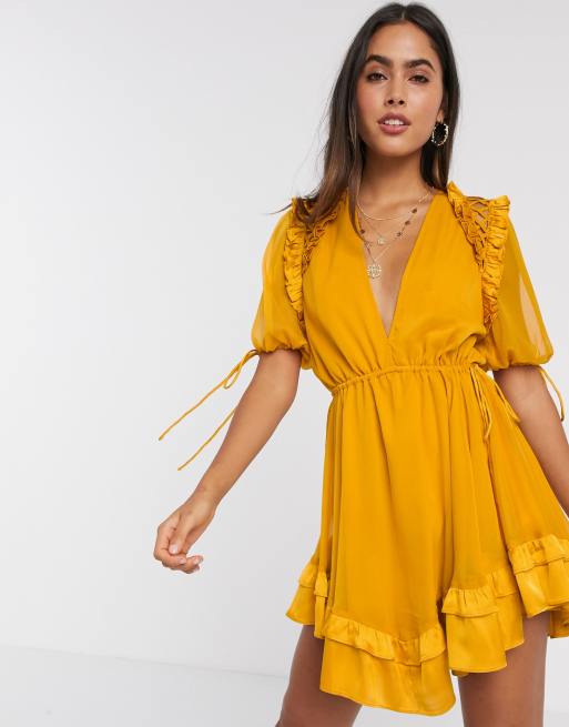ASOS DESIGN - Minikjole med flæsekant i satin og bindedetalje