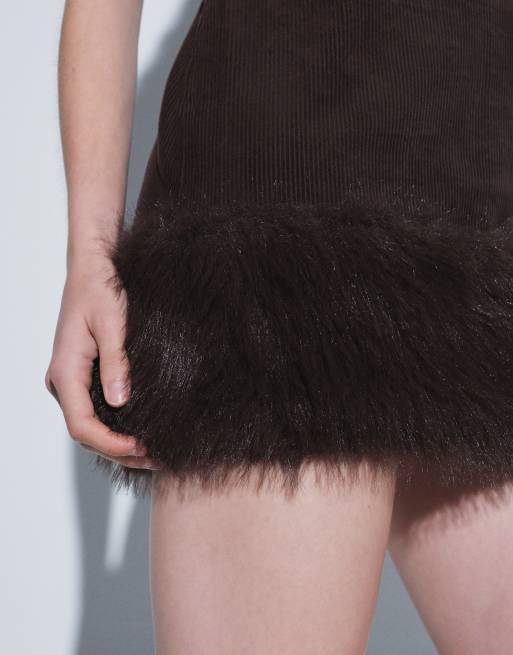 ASOS DESIGN minikjole med lige snit og pelskant i fløjl i chokolade, 3 af 7