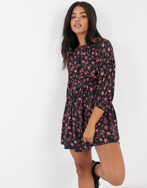 ASOS DESIGN - Minikjole med minibælte i sort og rødt blomstermønster