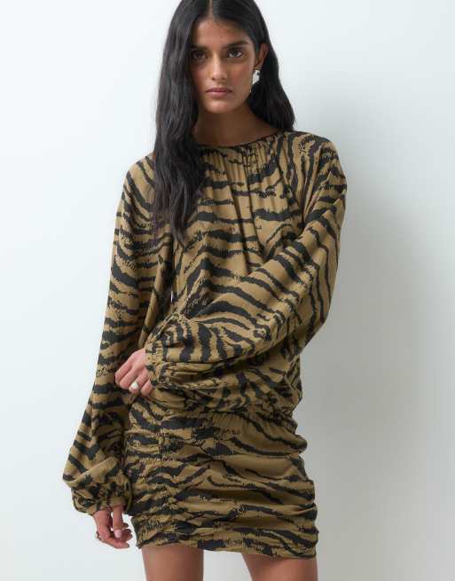 ASOS DESIGN minikjole med rund hals, rynkedetalje i skørtet og dyreprint, 5 af 5