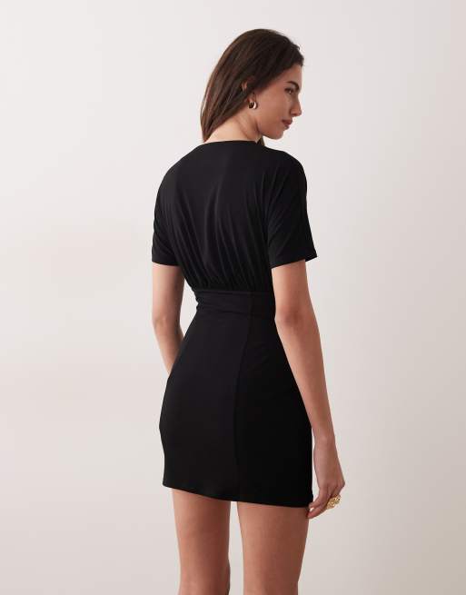 ASOS DESIGN – Miniklänning i bodycon-modell med pingvinärm och kort holkärm, 4 av 4